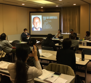 A group look at a projected photo of Bengt Lindqvist